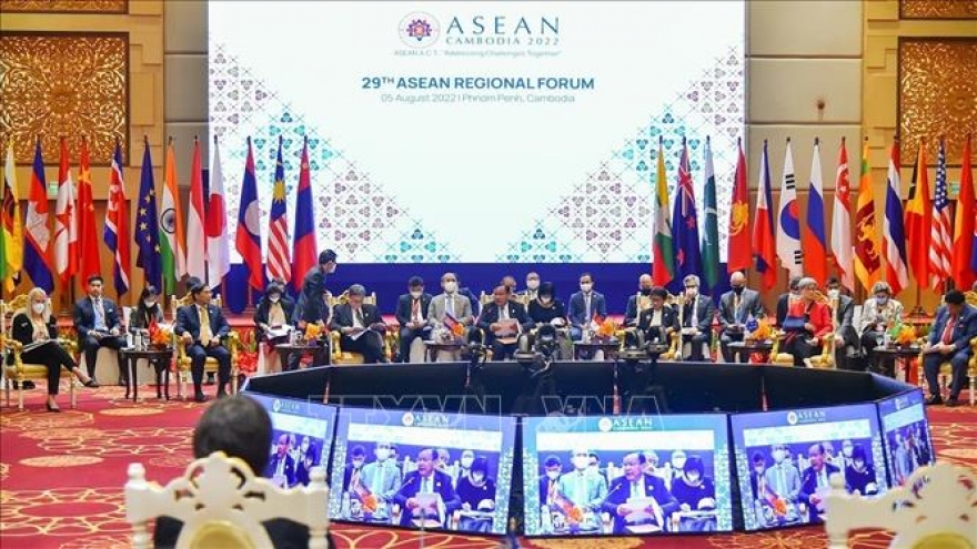 FM Bui Thanh Son attends 29th ARF in Phnom Penh